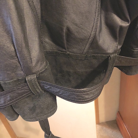 Vintage Black Leather Jacket with belt from 80s - Picture 5 of 5
